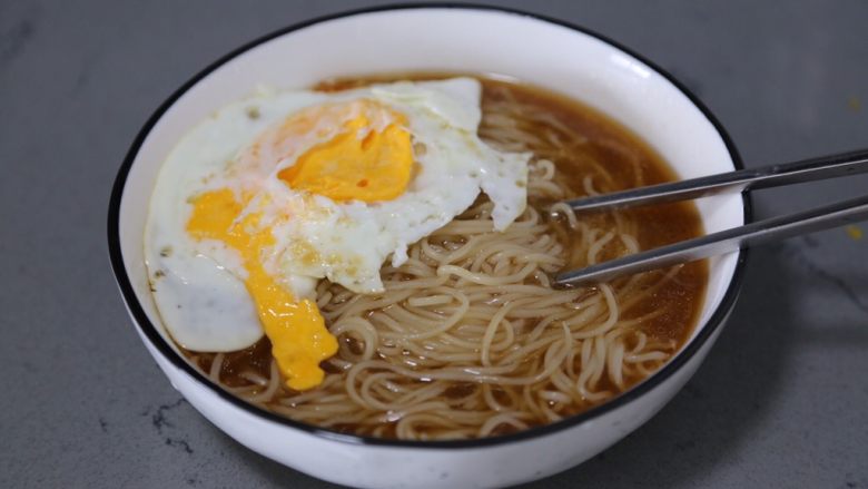 Green vegetable and egg noodles