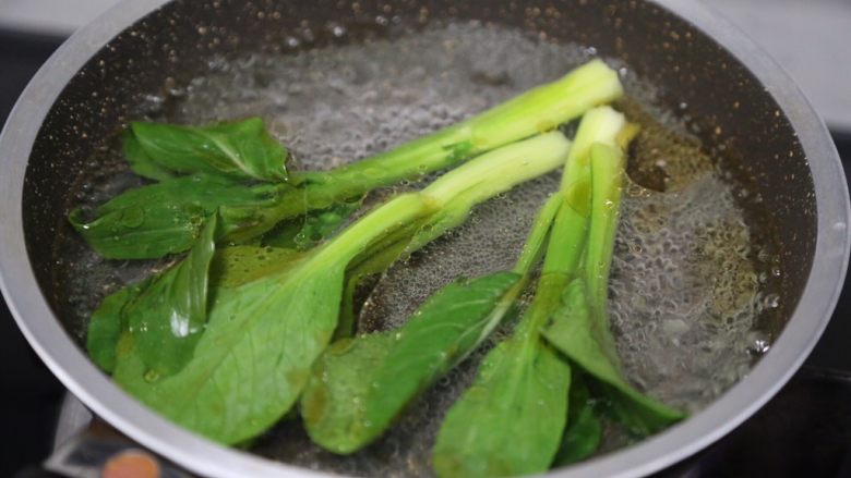 Green vegetable and egg noodles