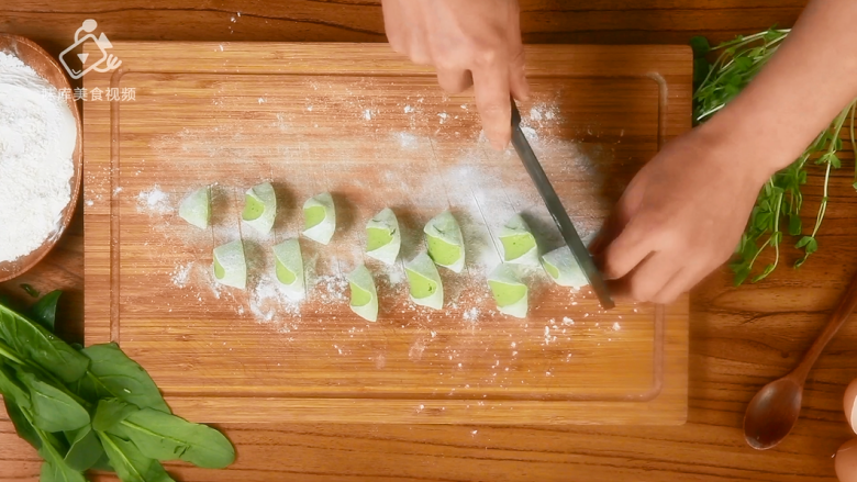 Pea seedlings and leaf dumplings, eating delicious food with an artistic sense