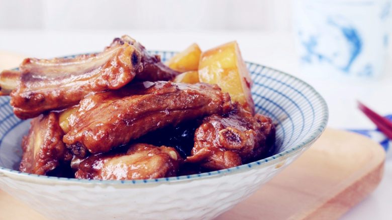 Potato-roasted pork ribs