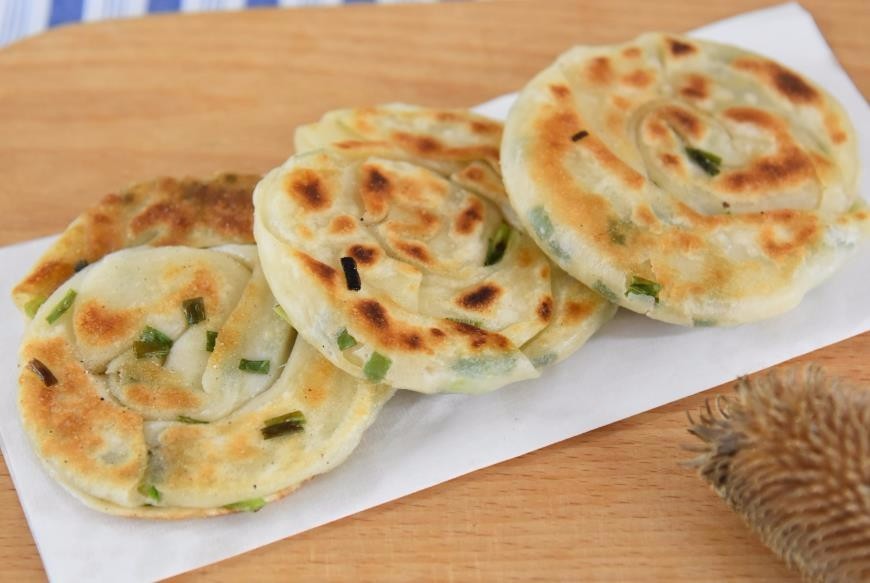 After traveling most of Shanghai, I finally tasted the right scallion pancake.