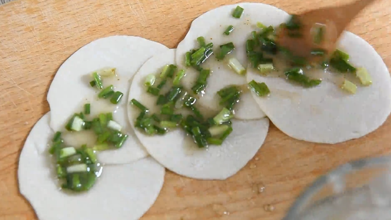 After traveling most of Shanghai, I finally tasted the right scallion pancake