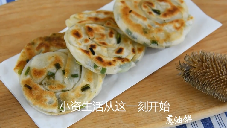 After traveling most of Shanghai, I finally tasted the right scallion pancake