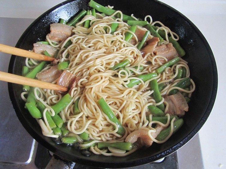 Lentil braised noodles