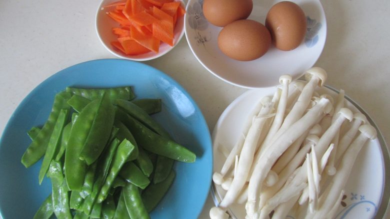 Snow peas, seafood, mushrooms and scrambled eggs