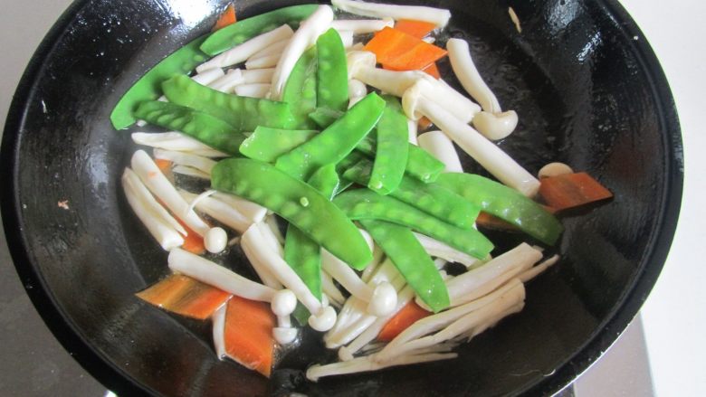 Snow peas, seafood, mushrooms and scrambled eggs