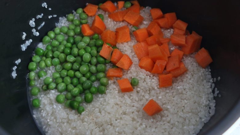 Stewed Rice with Sauce-flavored Pork Ribs