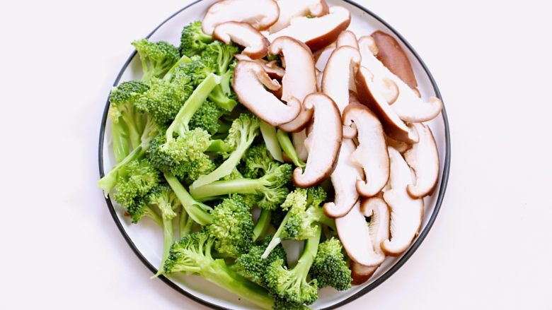 Vegetarian Stir-fried Mushrooms and Broccoli