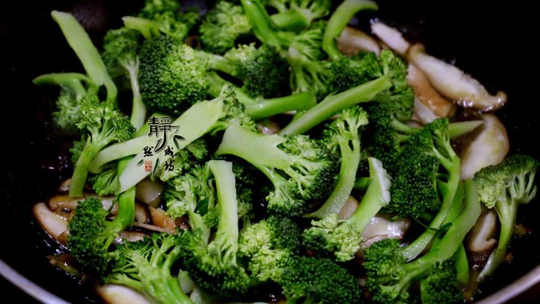 Vegetarian Stir-fried Mushrooms and Broccoli