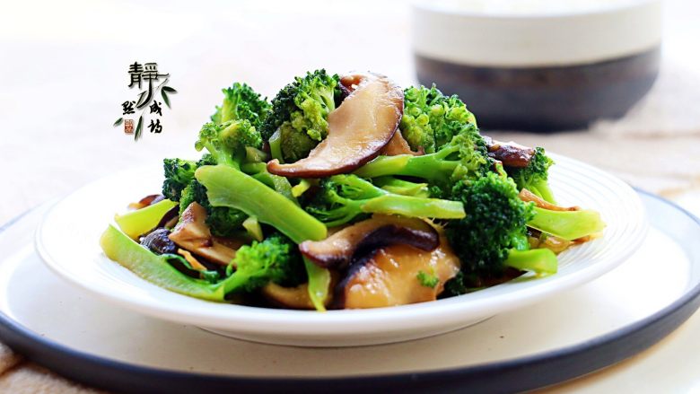 Vegetarian Stir-fried Mushrooms and Broccoli