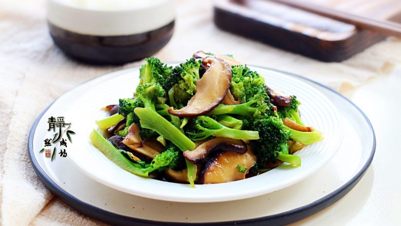 Vegetarian Stir-fried Mushrooms and Broccoli