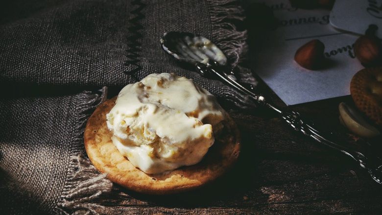 Quick ice cream sandwich cookies in ten minutes