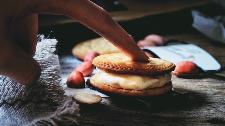 Quick ice cream sandwich cookies in ten minutes