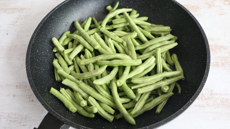 Dry and stir-fried beans with soy sauce