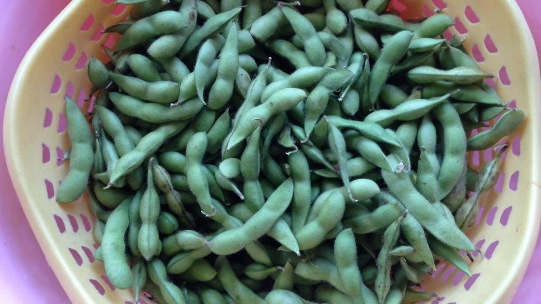 Spicy salted edamame