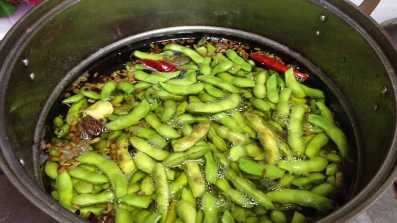 Spicy salted edamame