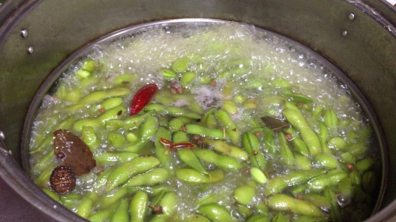 Spicy salted edamame