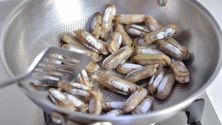 Stir-fried razor clams with leeks