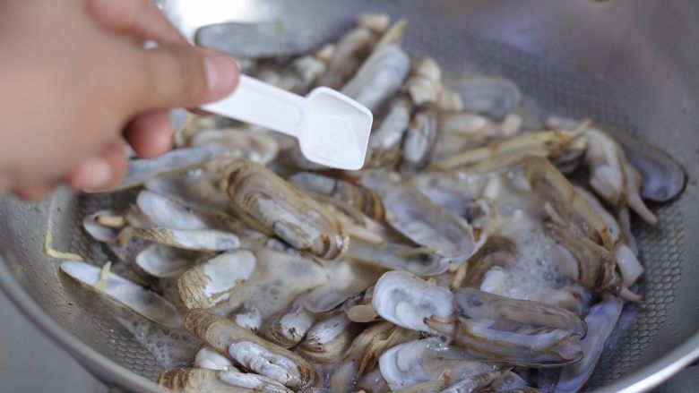 Stir-fried razor clams with leeks