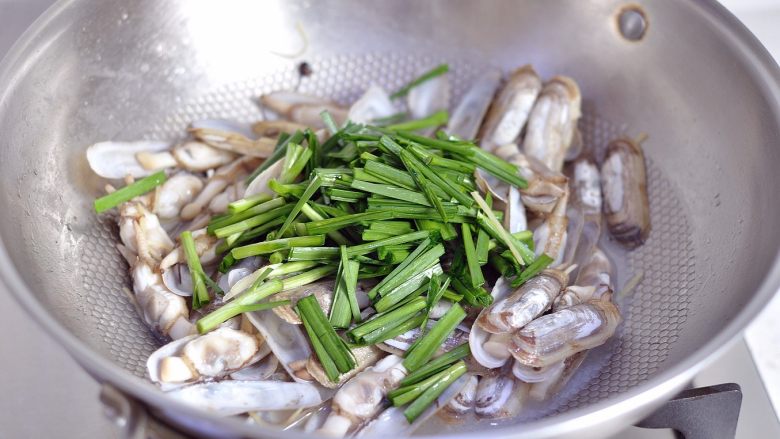 Stir-fried razor clams with leeks