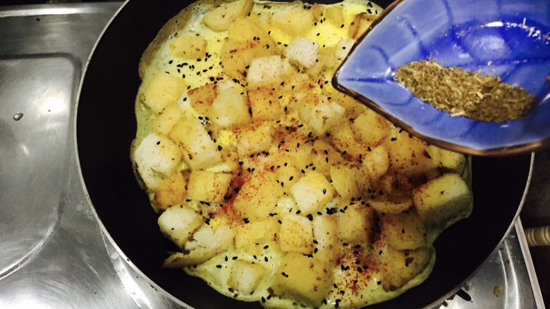 Steamed bun and egg pizza that combines Chinese and Western styles