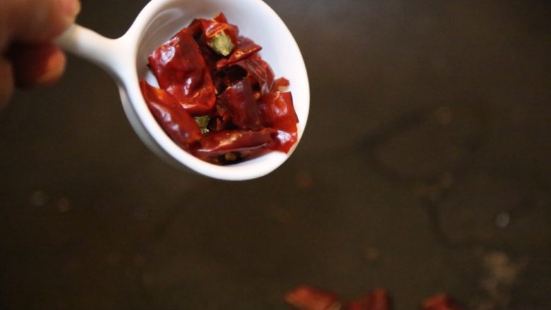 Spicy and sour lotus root slices