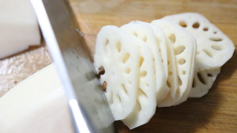 Spicy and sour lotus root slices