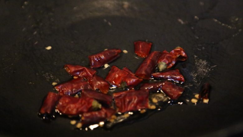 Spicy and sour lotus root slices