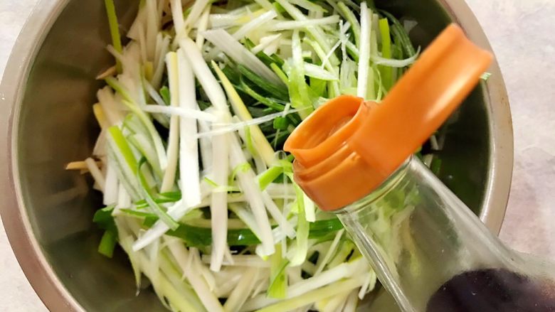 A cold dish suitable for winter (coriander and green onions mixed with bean curd)