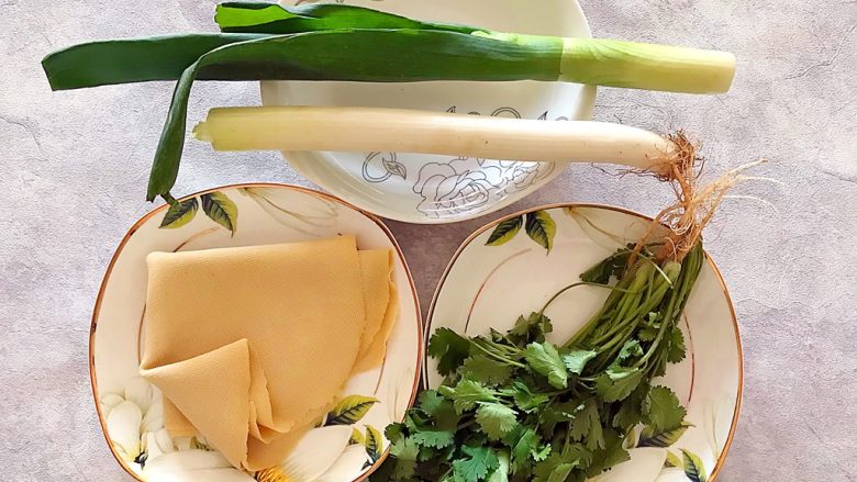 A cold dish suitable for winter (coriander and green onions mixed with bean curd)