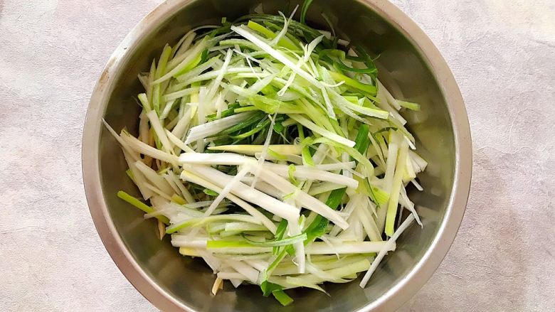 A cold dish suitable for winter (coriander and green onions mixed with bean curd)