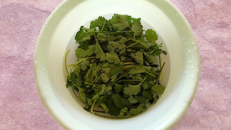 A cold dish suitable for winter (coriander and green onions mixed with bean curd)