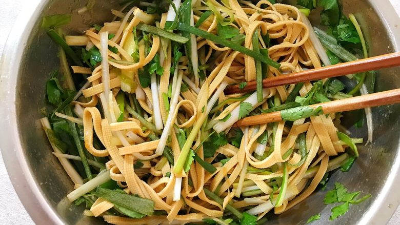 A cold dish suitable for winter (coriander and green onions mixed with bean curd)