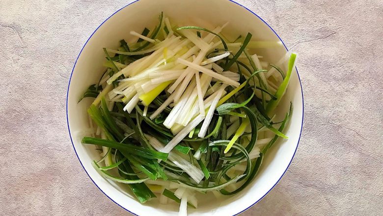 A cold dish suitable for winter (coriander and green onions mixed with bean curd)