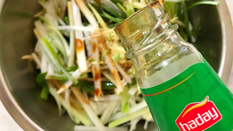 A cold dish suitable for winter (coriander and green onions mixed with bean curd)