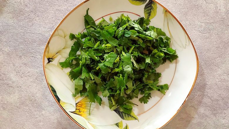 A cold dish suitable for winter (coriander and green onions mixed with bean curd)