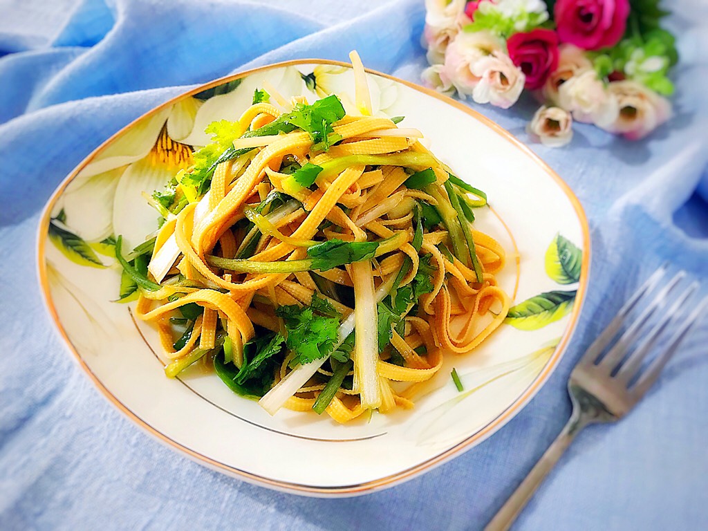 A cold dish suitable for winter (coriander and green onions mixed with bean curd)