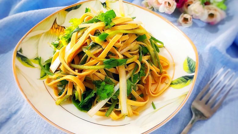 A cold dish suitable for winter (coriander and green onions mixed with bean curd)