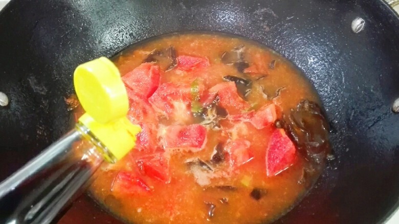 It’s good to drink soup when the weather is cold~Black Ear Tomato Basa Fish Soup