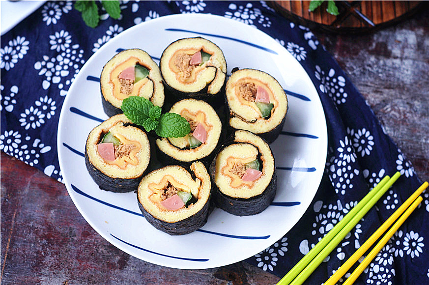 Seaweed and meat floss cake roll