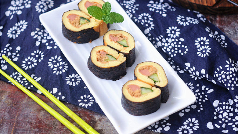 Seaweed and meat floss cake roll