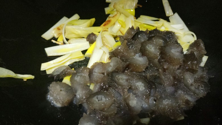 Roasted sea cucumber with green onions