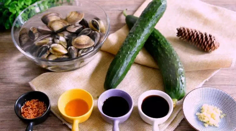 Refreshing salad with clamsCucumber is so delicious that I can't stop mouthing