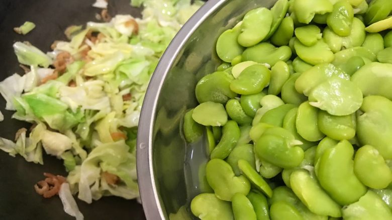 Oyster sauce, hand-shredded cabbage, sea rice and stir-fried broad beans