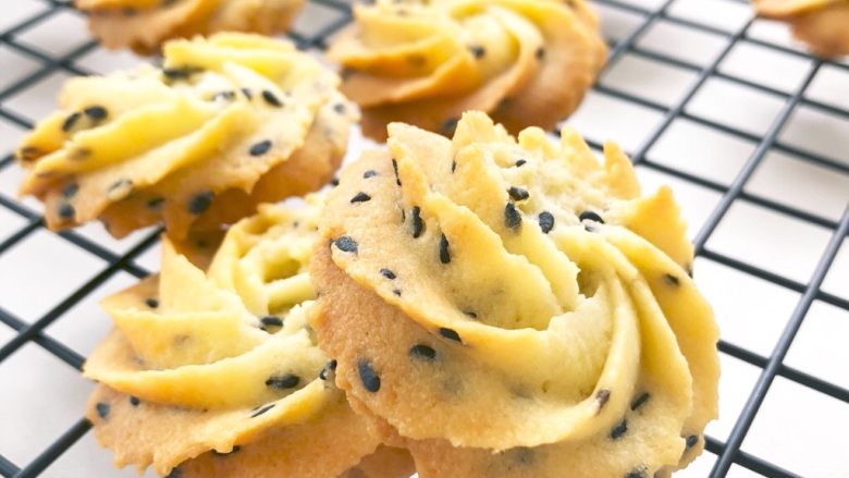 Black sesame salty cookies