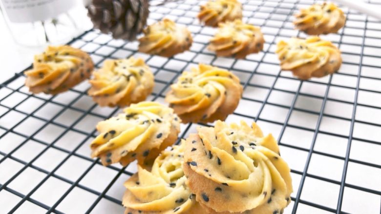 Black sesame salty cookies