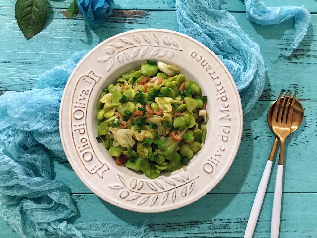 Stir-fried broad beans with shredded cabbage, sea rice and oyster sauce