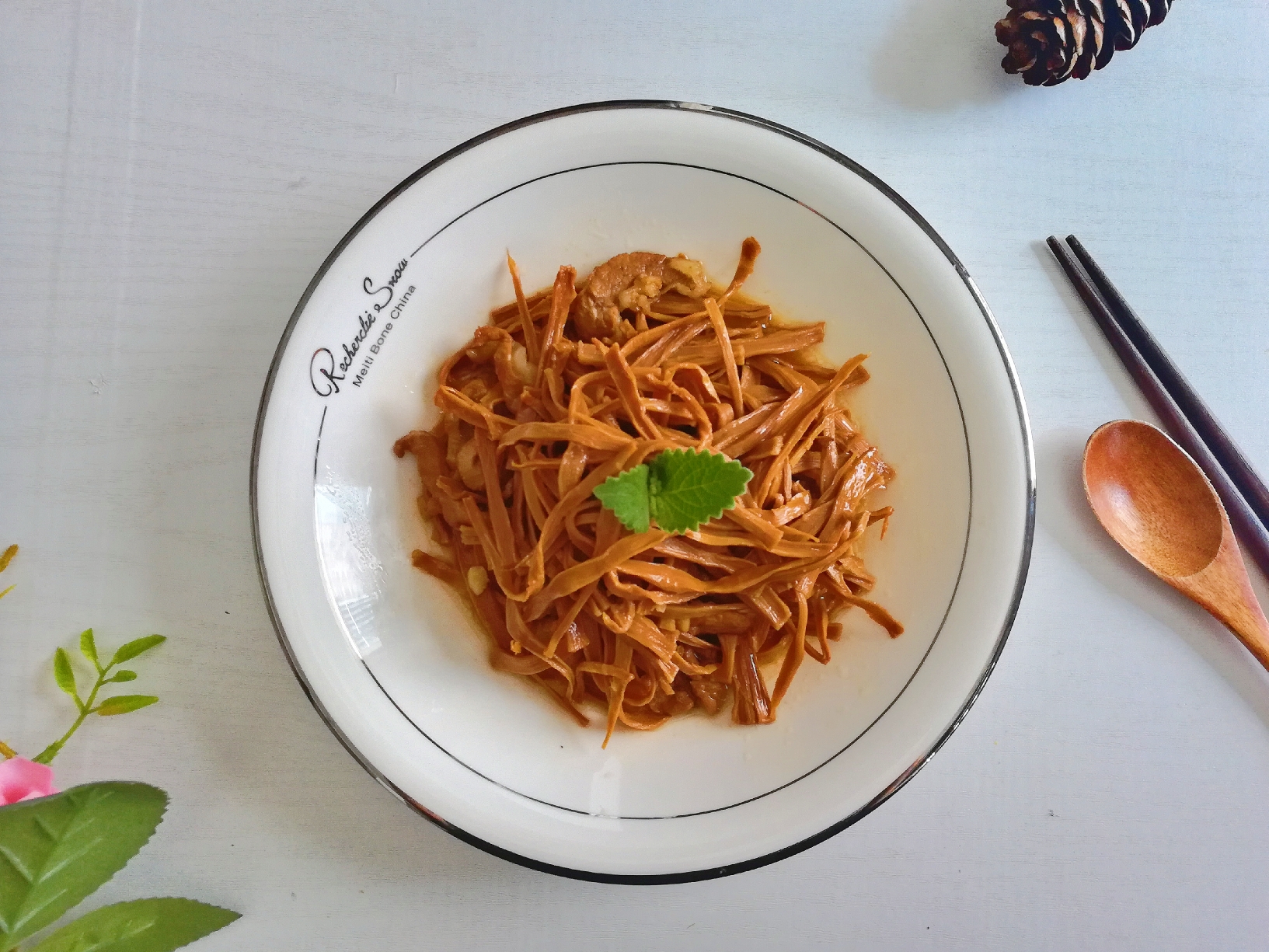 Stir-fried pork with garlic and bamboo shoots