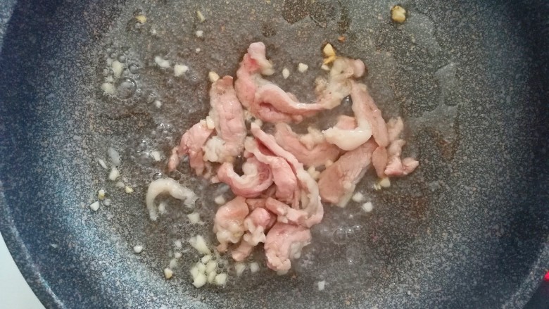 Stir-fried pork with garlic and bamboo shoots