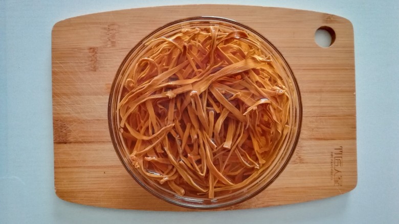 Stir-fried pork with garlic and bamboo shoots